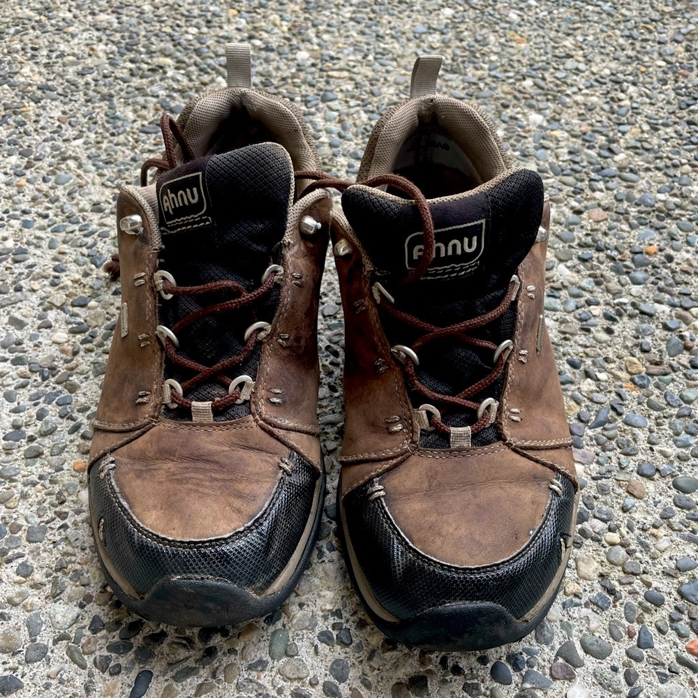 Ahnu Women’s Hiking Shoes Leather Size 9.5